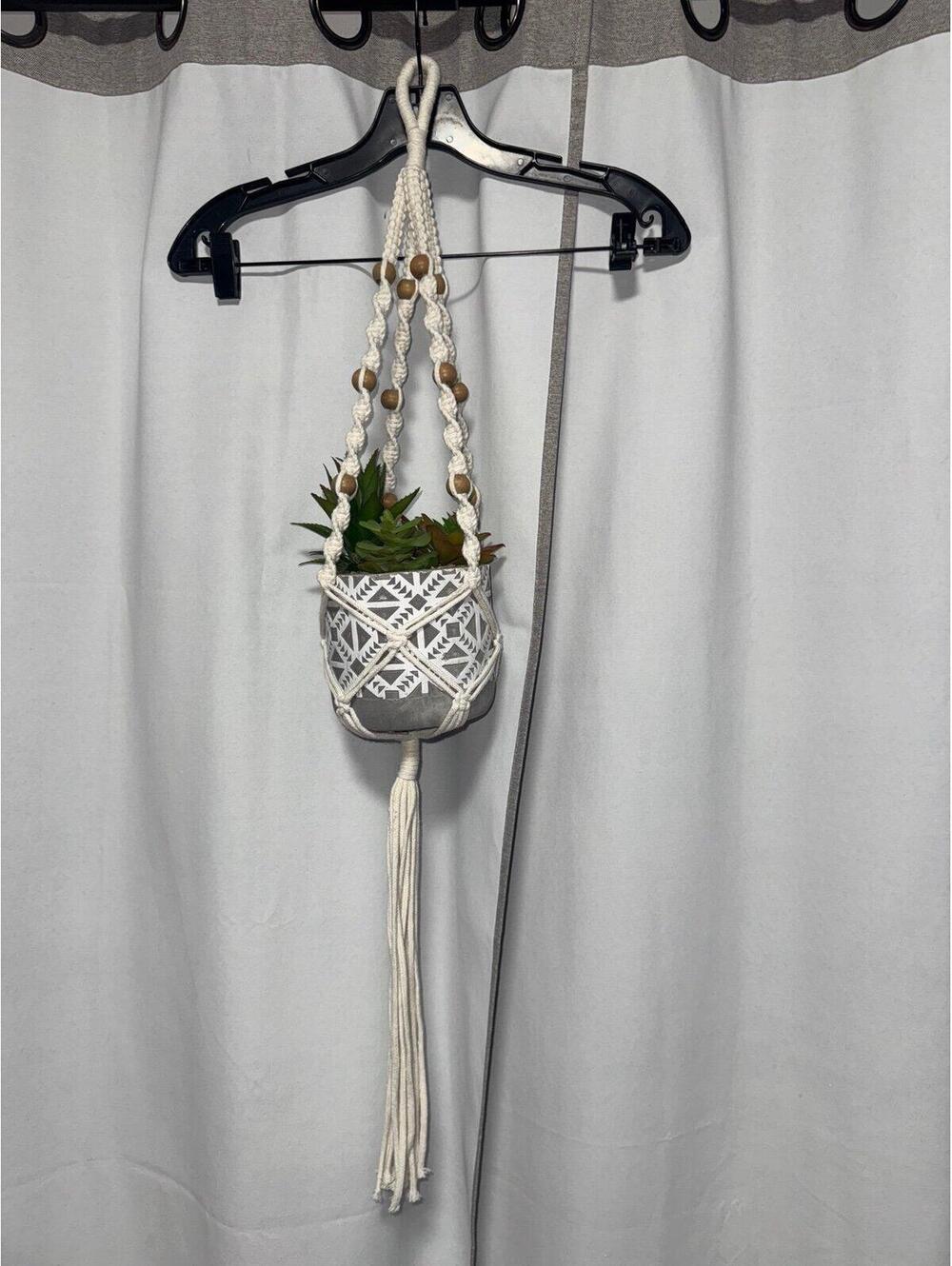 Macrame plant hanging holder